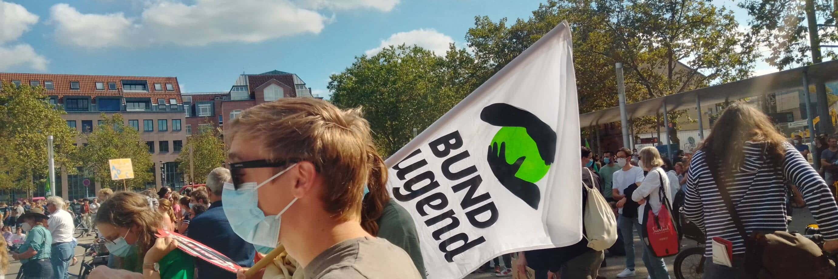 Demonstration mit BUND Jugend Flagge